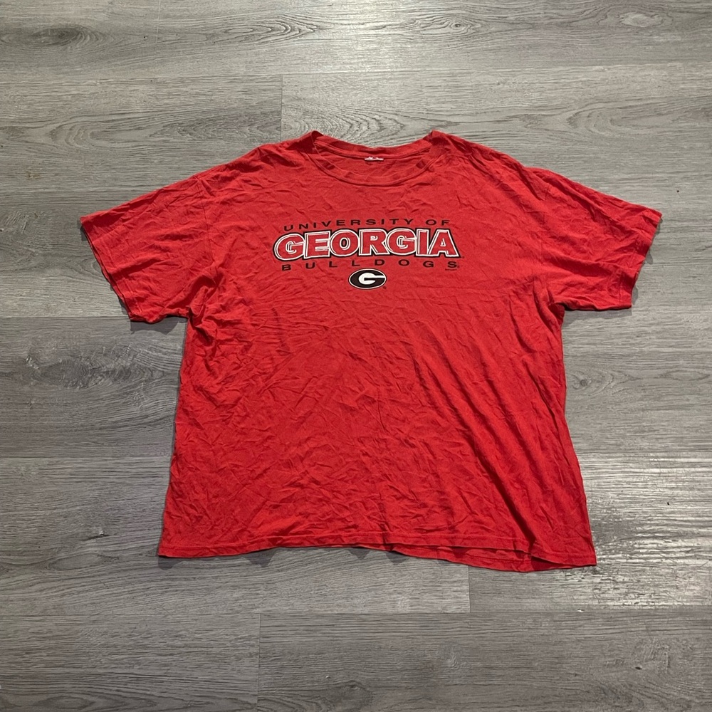2000s Vintage University of Georgia Bulldogs Men's red graphic shirt
